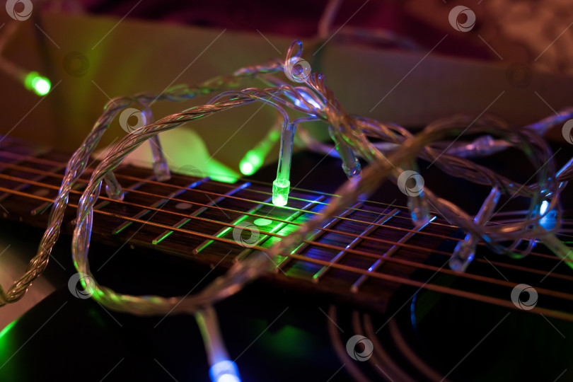Скачать Гирлянда лампочек в темноте на гитарных струнах фотосток Ozero