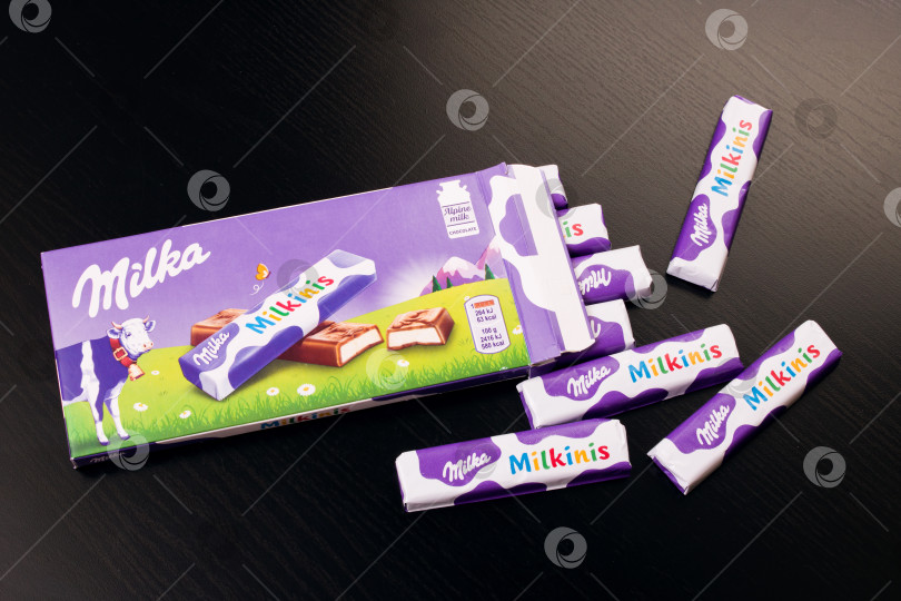 Скачать БЕЛАРУСЬ, НОВОПОЛОЦК - 20 декабря 2020 года: Шоколад Milka крупным планом фотосток Ozero