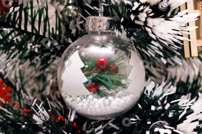 Скачать Красное рождественское украшение на еловой ветке фотосток Ozero