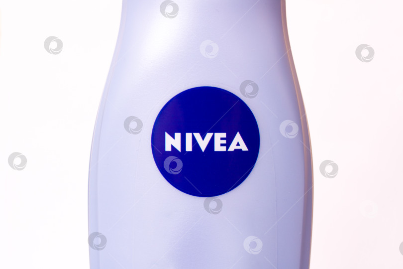 Скачать НОВОПОЛОЦК, БЕЛАРУСЬ - 23 декабря 2020 года: Шампунь Nivea на белом фоне фотосток Ozero