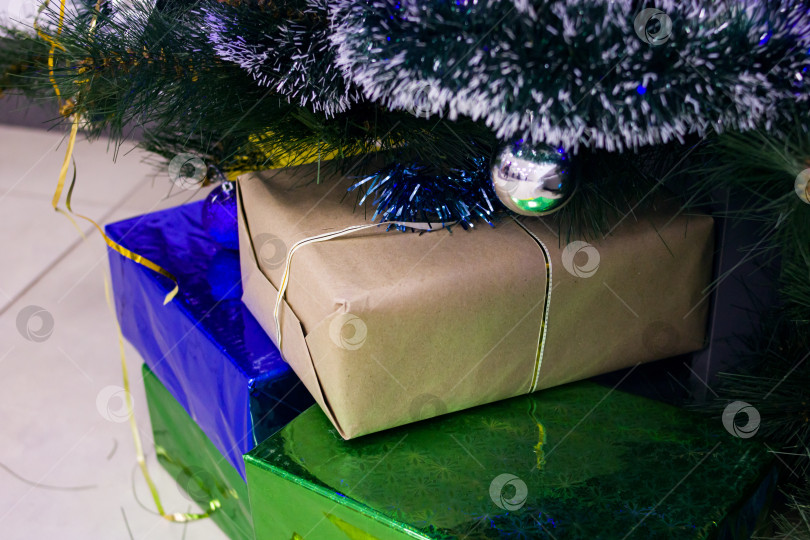 Скачать Разноцветные коробки с подарками на рождественской елке фотосток Ozero