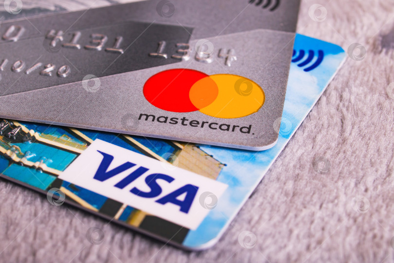 Скачать БЕЛАРУСЬ, НОВОПОЛОЦК - 26 декабря 2020 года: Карты Visa и MasterCard крупным планом фотосток Ozero