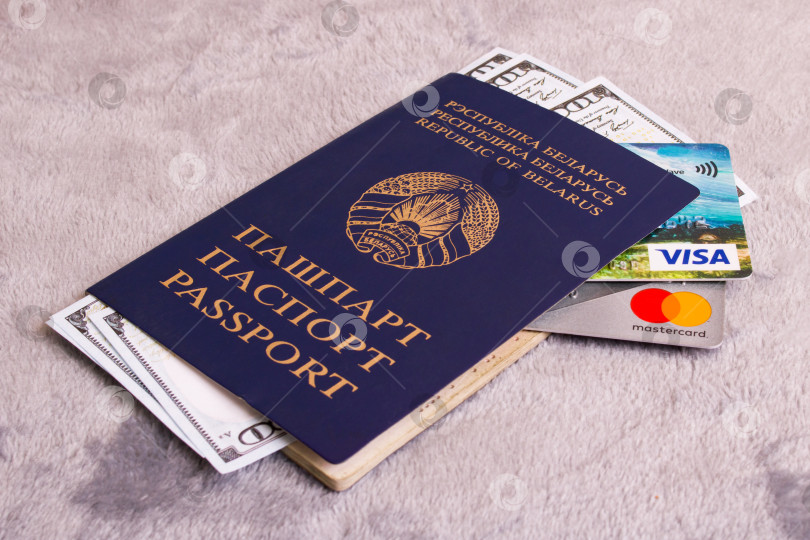 Скачать БЕЛАРУСЬ, НОВОПОЛОЦК - 26 декабря 2020 года: Паспорт и карты visa и mastercard крупным планом фотосток Ozero