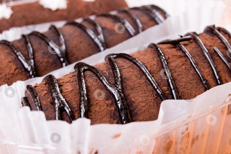 Скачать Шоколадные пирожные с кремом крупным планом на деревянном столе фотосток Ozero