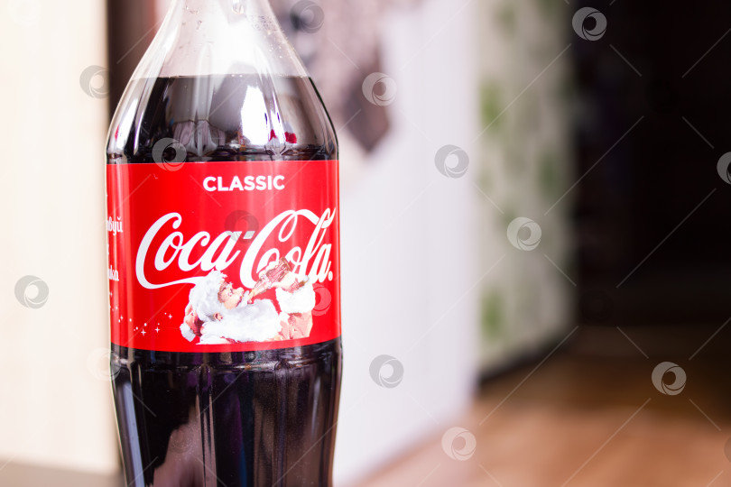 Скачать БЕЛАРУСЬ, НОВОПОЛОЦК - 08 декабря 2020 года: Рождественская бутылка coca-cola фотосток Ozero