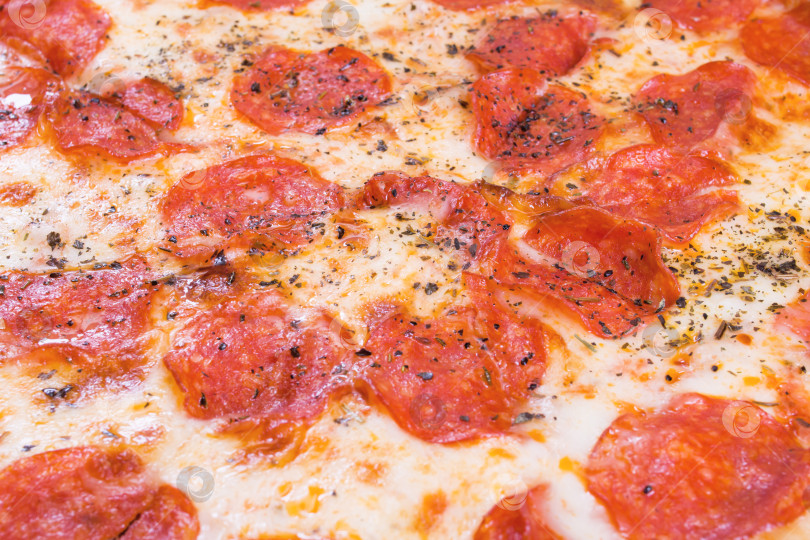 Скачать Пицца с салями и сыром крупным планом, задний план фотосток Ozero