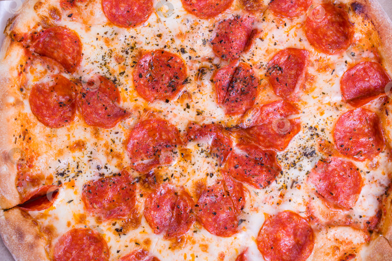 Скачать Пицца с салями и сыром крупным планом, задний план фотосток Ozero