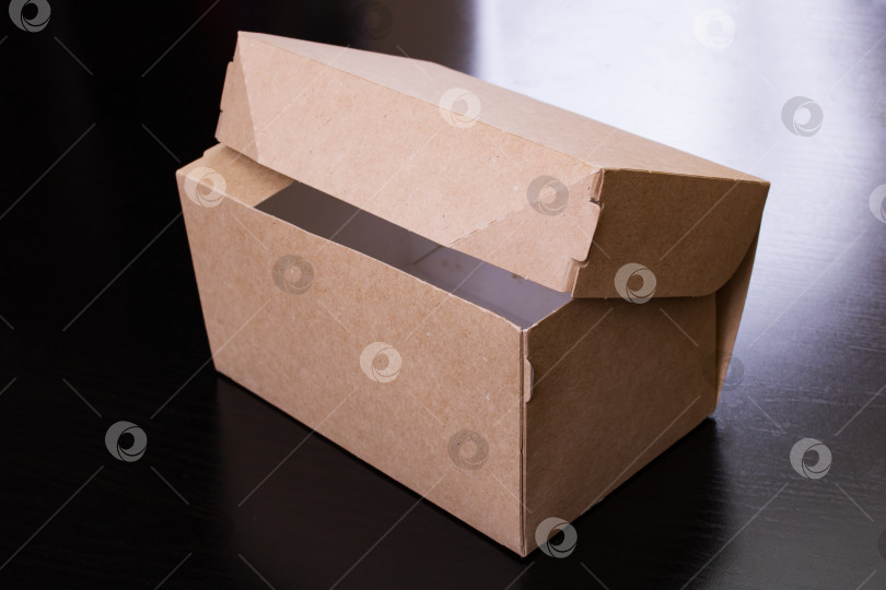 Скачать Картонная коробка на деревянном столе крупным планом фотосток Ozero