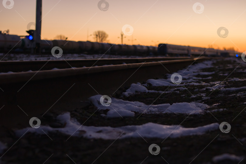 Скачать Железнодорожные рельсы в снегу, в темноте, на рассвете фотосток Ozero