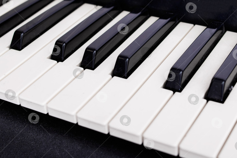 Скачать Белые и черные клавиши пианино крупным планом фотосток Ozero