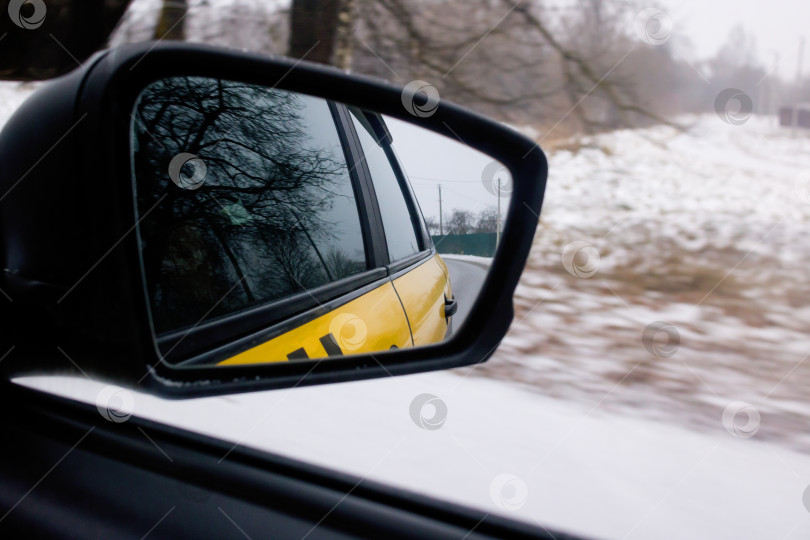 Скачать Боковое зеркало автомобиля такси в движении фотосток Ozero