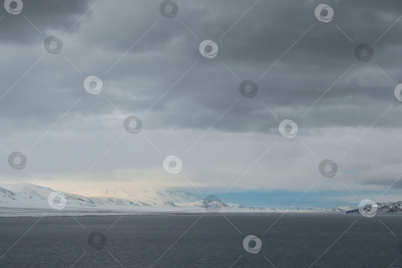 Скачать Монгольский природный ландшафт с прекрасным горным озером фотосток Ozero