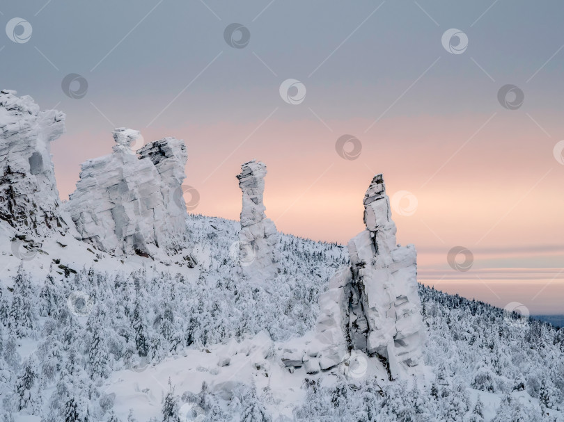 Скачать Мистический рассвет в заснеженных горах. фотосток Ozero