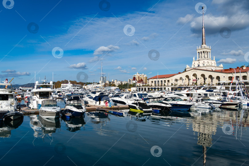 Скачать Сочинский морской торговый порт. Главное здание Морского вокзала. Теплоходы и яхты на причалах. Крупный план. Спокойное Черное море. фотосток Ozero