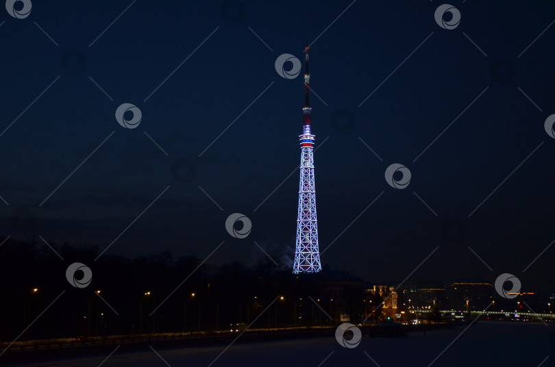 Скачать Санкт-Петербург, Россия – 02.10.2024: Телевизионная вышка (телебашня) на Аптекарской набережной Санкт-Петербурга: новая архитектурно-художественная подсветка фотосток Ozero