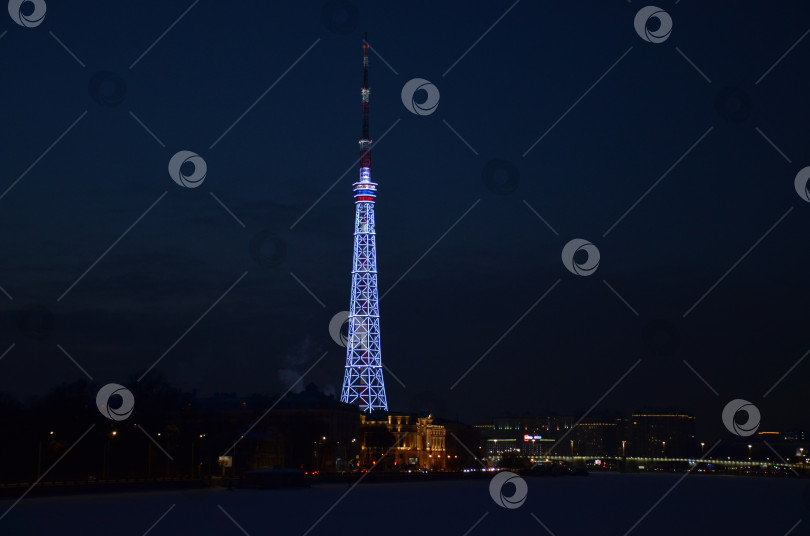 Скачать Санкт-Петербург, Россия – 02.10.2024: Телевизионная вышка (телебашня) на Аптекарской набережной Санкт-Петербурга: новая архитектурно-художественная подсветка фотосток Ozero