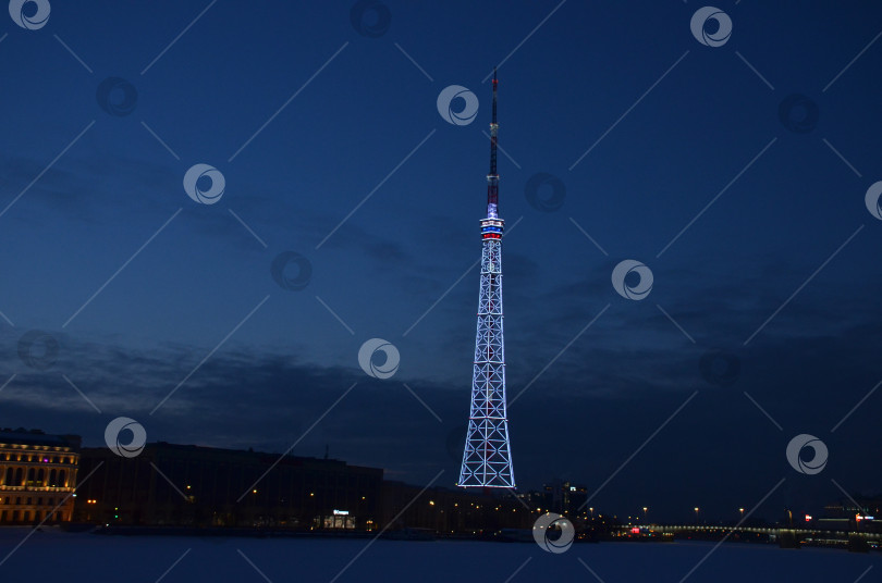 Скачать Санкт-Петербург, Россия – 02.10.2024: Телевизионная вышка (телебашня) на Аптекарской набережной Санкт-Петербурга: новая архитектурно-художественная подсветка фотосток Ozero