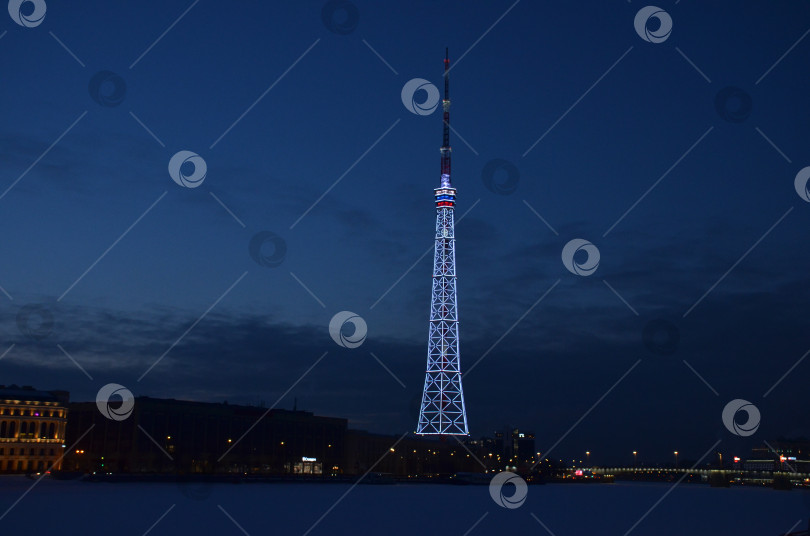 Скачать Санкт-Петербург, Россия – 02.10.2024: Телевизионная вышка (телебашня) на Аптекарской набережной Санкт-Петербурга: новая архитектурно-художественная подсветка фотосток Ozero