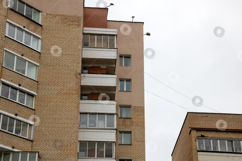 Скачать Верхние этажи высокого старого здания фотосток Ozero