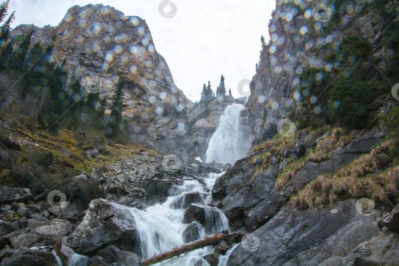 Скачать Водопад в горах Барскоон, ущелье Иссык-Куль, Кыргызстан. фотосток Ozero