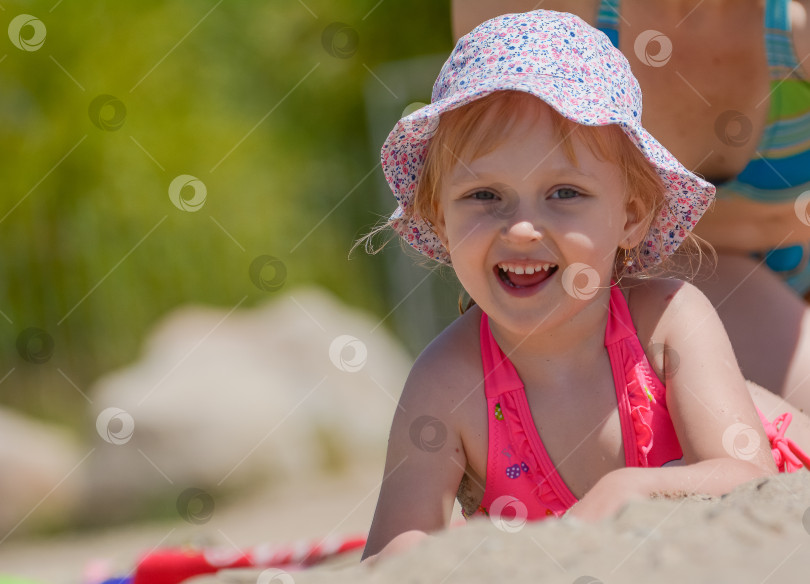 Скачать девушка лежит на пляже на песке и улыбается фотосток Ozero