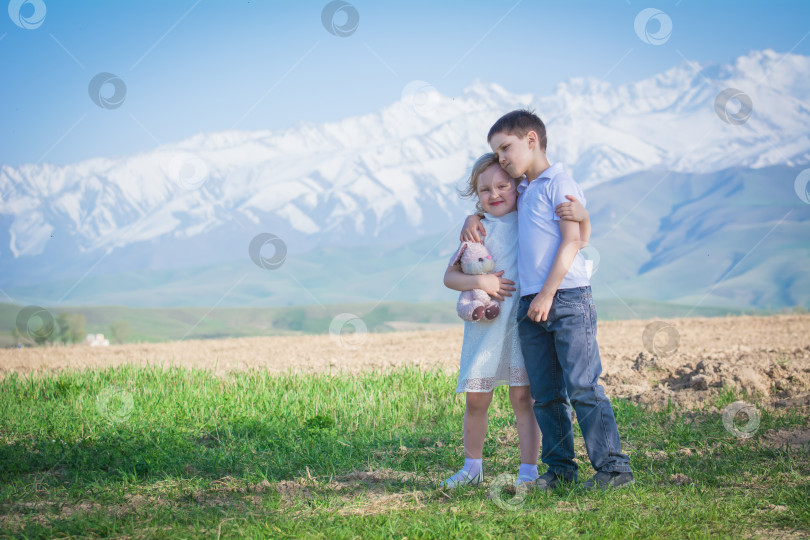 Скачать Дети, брат и сестра, лежат на лужайке. фотосток Ozero