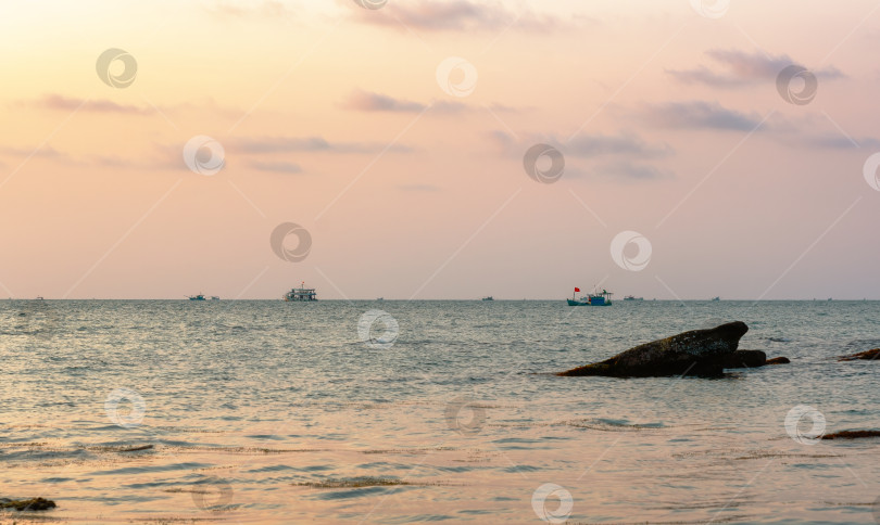 Скачать Рыбацкие лодки в Южном море на фоне заката фотосток Ozero