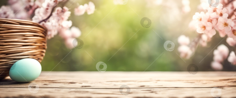 Скачать Весенний красивый фон с зеленой пышной молодой листвой и цветущими ветвями с пустым деревянным столом на природе на открытом воздухе при солнечном свете в саду фотосток Ozero