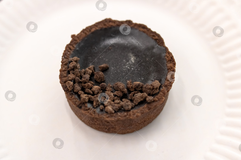 Скачать Круглое шоколадное печенье на сером фоне крупным планом фотосток Ozero