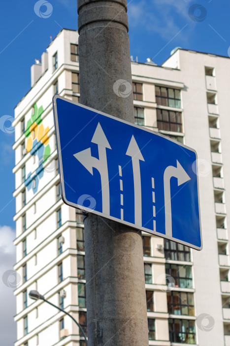Скачать Синий дорожный знак со стрелками крупным планом фотосток Ozero