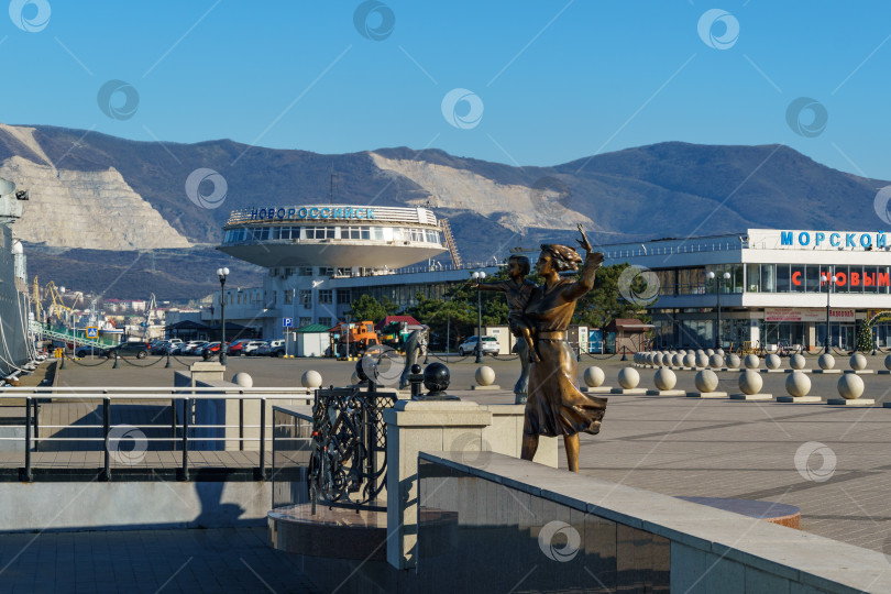 Скачать Памятник жене моряка на набережной в Новороссийске. Скульптура красивой женщины с ребенком. Новороссийск, Россия - 20 декабря 2022 г. фотосток Ozero