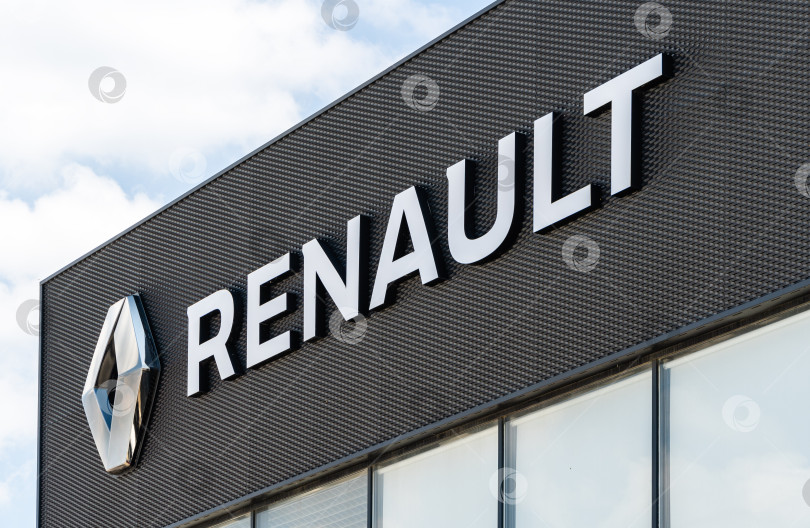 Скачать Автосалон Renault. Название Renault с логотипом на фасаде здания в Мега Адыгея. Краснодар, Россия - 04 августа 2022 г. фотосток Ozero