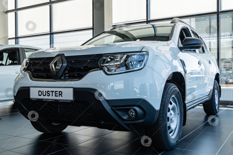 Скачать Крупный план белого внедорожника Renault Duster в демонстрационном зале дилерского центра Renault. Вид слева. Автосалон Renault в Мега Адыгея. фотосток Ozero