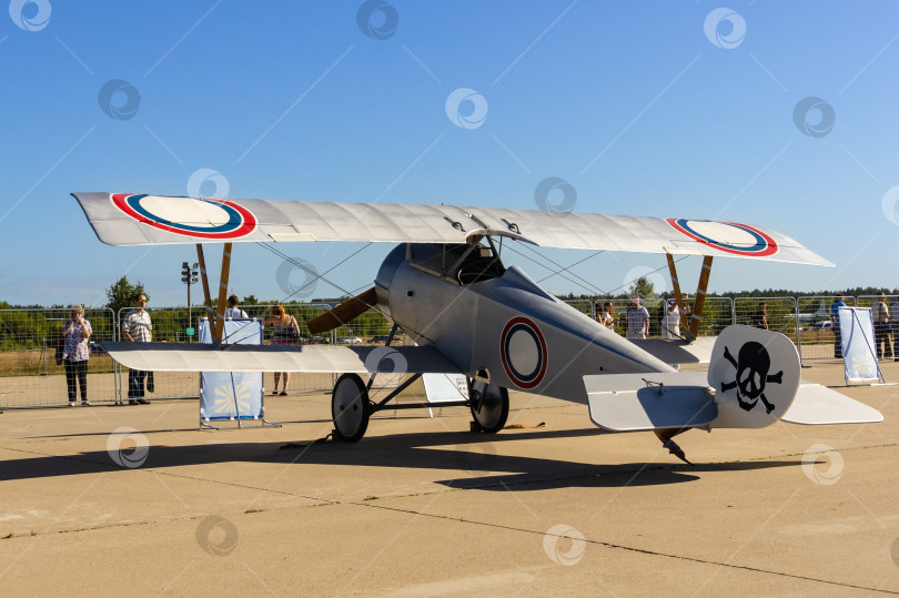 Скачать 100 лет Военно-воздушным силам России. Самолет Ньюпор 17 (Nieuport 17). Базовая модель французского истребителя времен Первой мировой войны на статической стоянке в Жуковском. фотосток Ozero