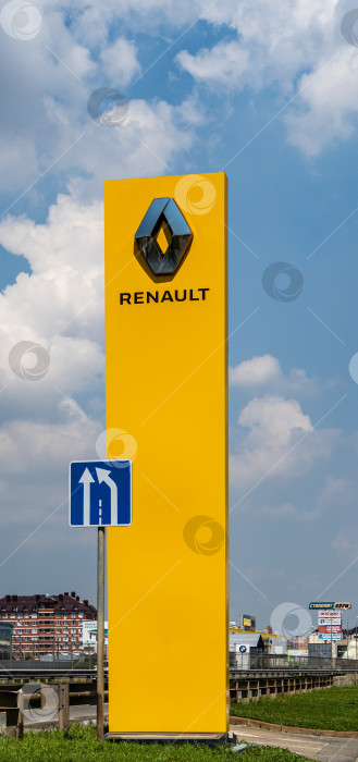 Скачать Желтый вертикальный пилон с логотипом автопроизводителя Renault в Адыгее. Сервисный центр Renault. Краснодар, Россия - 04 августа 2022 г. фотосток Ozero