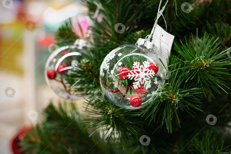 Скачать Рождественский шар на еловой ветке крупным планом фотосток Ozero