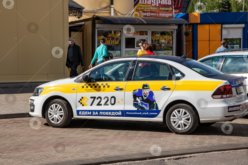 Скачать БЕЛАРУСЬ, НОВОПОЛОЦК - 28 мая 2020 года: Автомобиль такси на стоянке фотосток Ozero