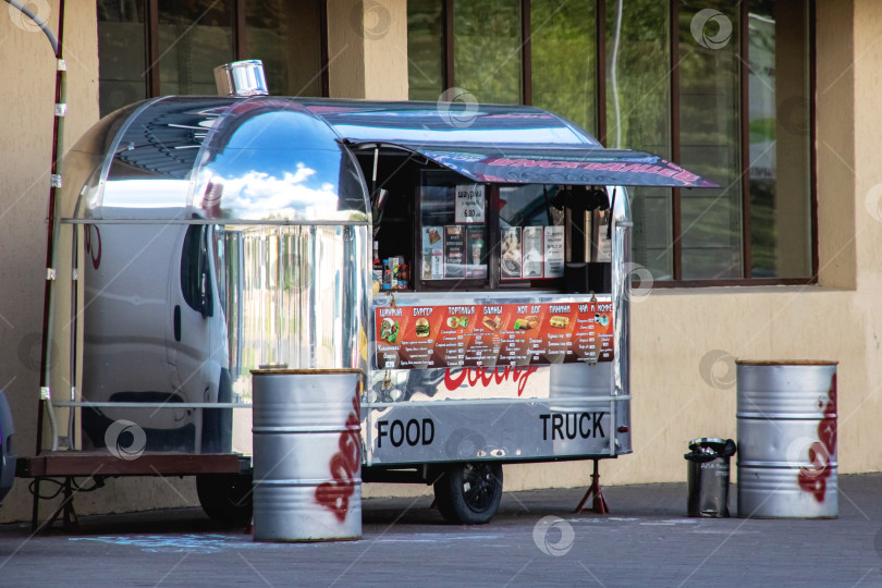 Скачать БЕЛАРУСЬ, НОВОПОЛОЦК - 28 мая 2020 года: Киоски с уличной едой фотосток Ozero