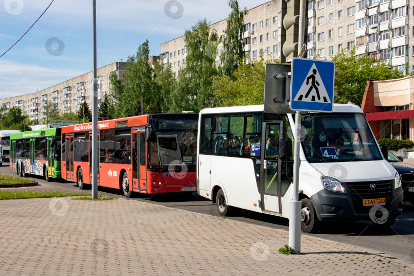 Скачать БЕЛАРУСЬ, НОВОПОЛОЦК - 28 мая 2020 года: Вереница автобусов на дороге фотосток Ozero