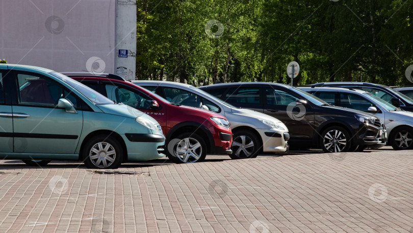 Скачать БЕЛАРУСЬ, НОВОПОЛОЦК - 28 мая 2020 года: Разные автомобили на стоянке фотосток Ozero