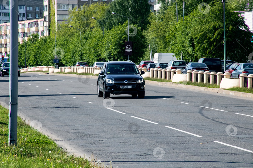 Скачать БЕЛАРУСЬ, НОВОПОЛОЦК - 28 мая 2020 года: Черный автомобиль на дороге фотосток Ozero