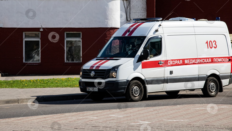 Скачать БЕЛАРУСЬ, НОВОПОЛОЦК - 28 мая 2020 года: Машина скорой помощи на дороге фотосток Ozero