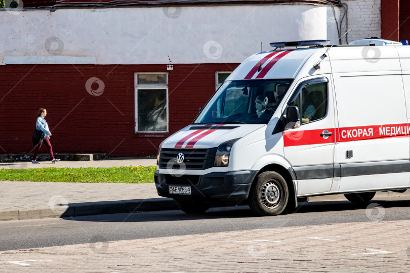 Скачать БЕЛАРУСЬ, НОВОПОЛОЦК - 28 мая 2020 года: Машина скорой помощи на дороге фотосток Ozero