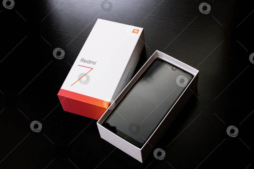 Скачать БЕЛАРУСЬ, НОВОПОЛОЦК - 04 июля 2020 года: Телефон Xiaomi Redmi 7 в упаковочной коробке фотосток Ozero