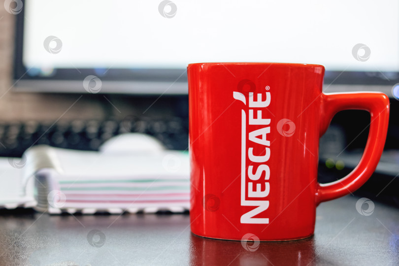 Скачать БЕЛАРУСЬ, ВИТЕБСК - 29 апреля 2020 года: Red cup neskafe за компьютером крупным планом фотосток Ozero