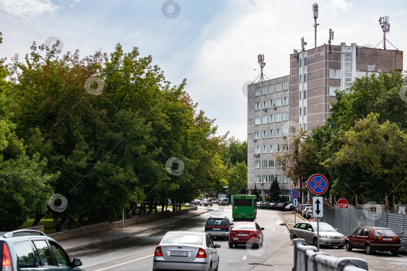 Скачать БЕЛАРУСЬ, ВИТЕБСК - 29 апреля 2019 года: Автомобили на оживленной городской дороге фотосток Ozero