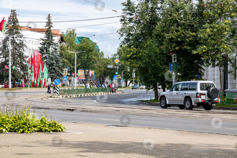 Скачать БЕЛАРУСЬ, ВИТЕБСК - 29 апреля 2019 года: Автомобили на оживленной городской дороге фотосток Ozero