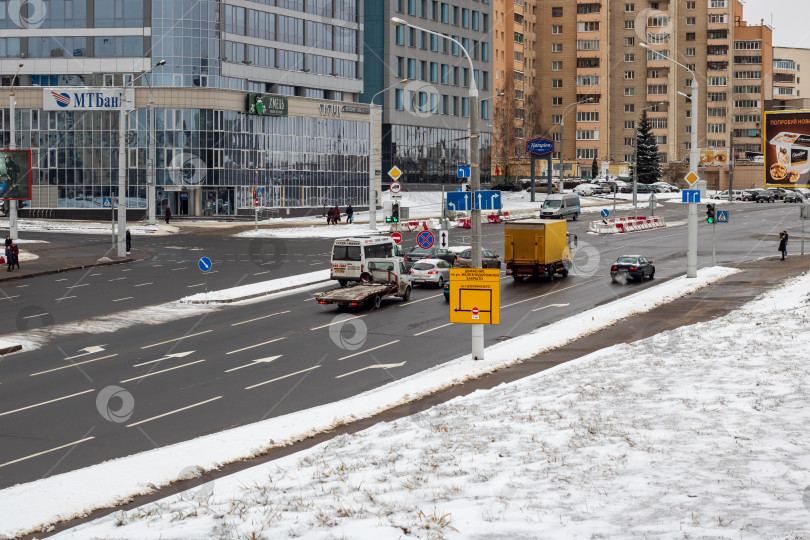 Скачать БЕЛАРУСЬ, МИНСК - 29 января 2020 года: Автомобили на оживленной городской дороге фотосток Ozero