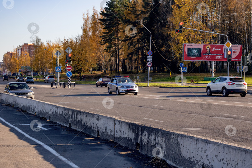 Скачать БЕЛАРУСЬ, НОВОПОЛОЦК - 29 сентября 2019 года: Полицейская машина на широкой пустой дороге фотосток Ozero