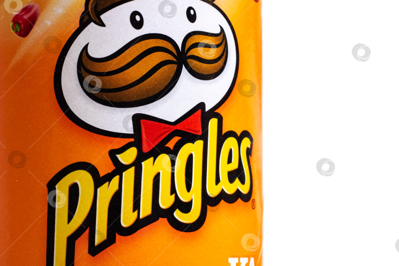 Скачать БЕЛАРУСЬ, НОВОПОЛОЦК - 29 апреля 2020 года: Упаковка чипсов Pringles на белом фоне фотосток Ozero